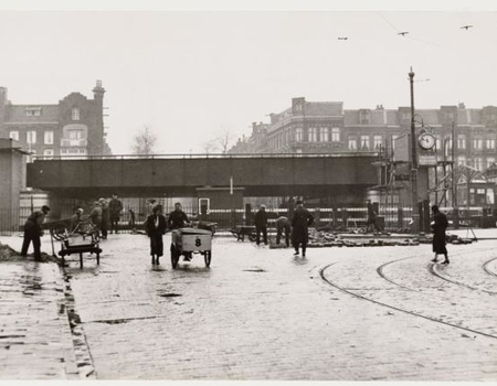 Eindwerkzaamheden aan de bouw van het viaduct tussen de Javastraat en de Eerste van Swindenstraat bij Station Muiderpoort. Gezien vanuit de Eerste van Swindenstraat naar de Celebesstraat. 1937. bron: Stadsarchief Amsterdam.