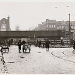 Eindwerkzaamheden aan de bouw van het viaduct tussen de Javastraat en de Eerste van Swindenstraat bij Station Muiderpoort. Gezien vanuit de Eerste van Swindenstraat naar de Celebesstraat. 1937. bron: Stadsarchief Amsterdam.