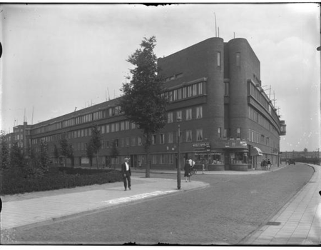 ‘De ‘Billen van Wijdeveld’, hoek van de Insulindeweg en de Celebesstraat, jaren twintig. bron: Stadsarchief Amsterdam.