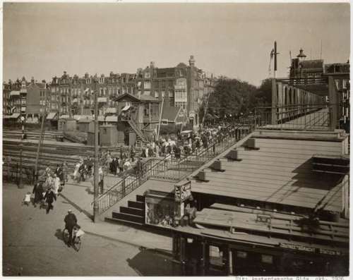  Luchtbrug Muiderpoortstation (gesloopt in 1937), bij de spoorwegovergang tussen de Eerste Van Swindenstraat en de Javastraat. Op de voorgrond een tram van lijn 10. Uit de Amsterdamsche Gids, 1926. bron: Stadsarchief Amsterdam.