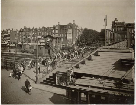  Luchtbrug Muiderpoortstation (gesloopt in 1937), bij de spoorwegovergang tussen de Eerste Van Swindenstraat en de Javastraat. Op de voorgrond een tram van lijn 10. Uit de Amsterdamsche Gids, 1926. bron: Stadsarchief Amsterdam.