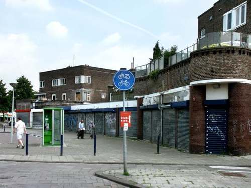 Vervallen panden Mosplein, 2004. Foto: Martin Albers, Stadsarchief Amsterdam.