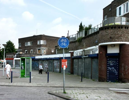 Vervallen panden Mosplein, 2004. Foto: Martin Albers, Stadsarchief Amsterdam.