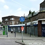 Vervallen panden Mosplein, 2004. Foto: Martin Albers, Stadsarchief Amsterdam.