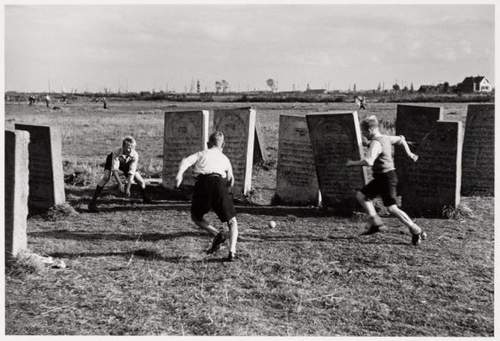 Joodse begraafplaats Zeeburg in het tegenwoordige Flevopark, 1947. bron: Stadsarchief Amsterdam.