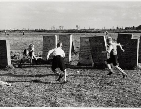 Joodse begraafplaats Zeeburg in het tegenwoordige Flevopark, 1947. bron: Stadsarchief Amsterdam.