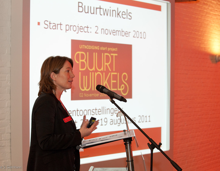  Hierna was het aan projectleidster Annemarie van Eekeren om een eerste stand van zaken te geven. De afgelopen maanden heeft zij met het projectteam in volle vaart gewerkt aan de website, een portrettenreeks, de tentoonstelling en de AHM buurtlocaties.