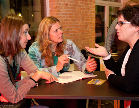  Studenten van het master programma aan de Reinwardt Academie bespreken het project.