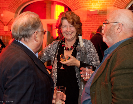 Van links naar rechts: Roel Beugeling van het Theo Thijssen museum, conservator Annemarie de Wildt en Henk Ras van museum de Noord.