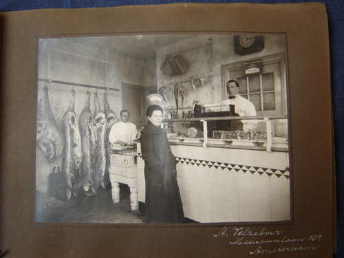 Interieur van slagerij Velzeboer, Meeuwenland 185, 1920. Fotoalbum van kassafabrikant NCR, Rijksprentenkabinet.