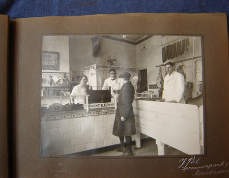 Interieur van slagerij J. Piel, Spreeuwenpark 7, 1920. Fotoalbum van Kassafabrikant NRC, Rijksprentenkabinet. 