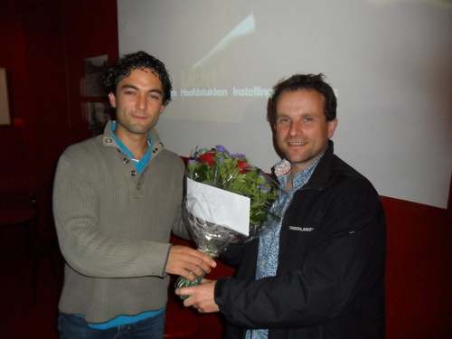 Outreachmedewerker Samir ter Luun met David Lammers op de filmavond in Noord.