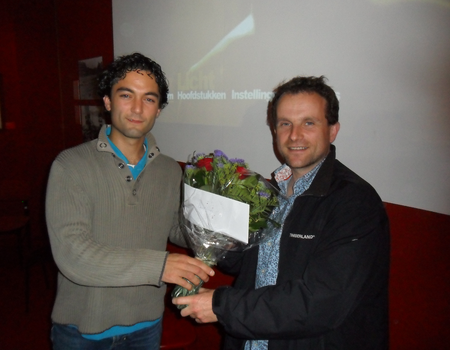 Outreachmedewerker Samir ter Luun met David Lammers op de filmavond in Noord.