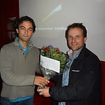 Outreachmedewerker Samir ter Luun met David Lammers op de filmavond in Noord.