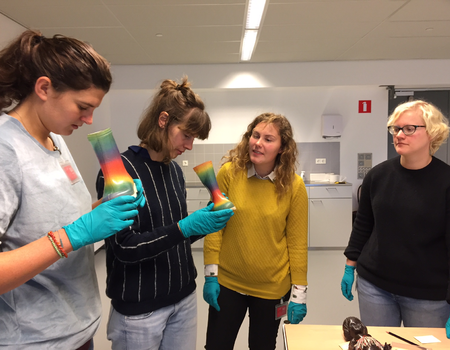 Olivia van Rooijen, Carien van Aubel, Rianne van Wijnen en Rebecca Romijn buigen zich over de regenbooglaarsjes