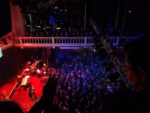 Wende Snijders zingt Amsterdam Huilt. foto Toma Tsuruta