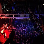 Wende Snijders zingt Amsterdam Huilt. foto Toma Tsuruta