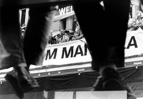 Nelson Mandela tijdens zijn onthaal op het Leidseplein in Amsterdam op 16 juni 1990 (foto: Bert Verhoeff/ Hollandse Hoogte)