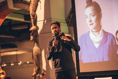 Presentator Malique Mohamud, 11 december 2016 foto Kirsten van Santen/Tropenmuseum