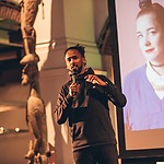 Presentator Malique Mohamud, 11 december 2016 foto Kirsten van Santen/Tropenmuseum