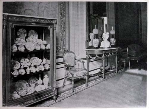 De balzaal met twee olielampen omstreeks 1907.