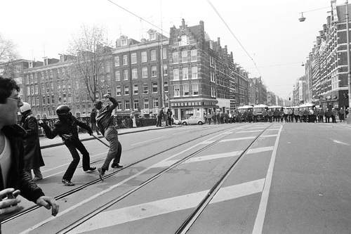 De Bilderdijkstraat ter hoogte van het gekraakte pand tussen negen en tien uur 's ochtends.