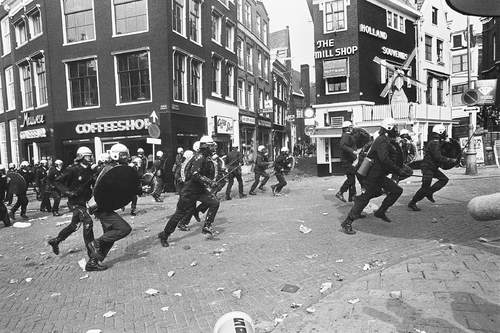 ME'ers in actie bij de Langebrugsteeg.