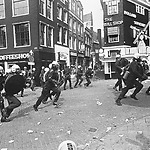 ME'ers in actie bij de Langebrugsteeg.