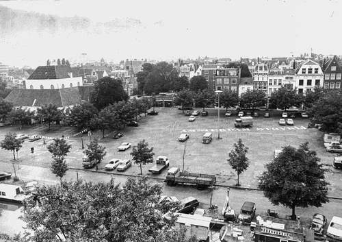 Het Amstelveld in de vroege ochtend.