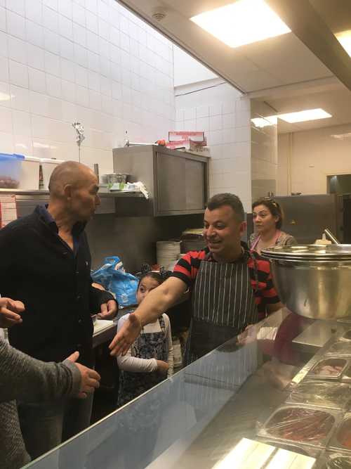 Maurice Boyer in de keuken bij Mohamad en Abeer.