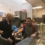 Maurice Boyer in de keuken bij Mohamad en Abeer.