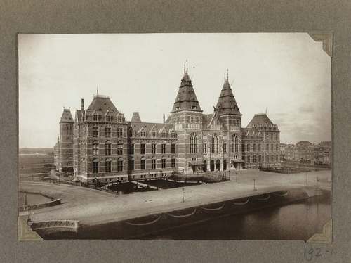 Voorgevel van het Rijksmuseum gezien vanuit noordoostelijke richting omstreeks 1885, 1885 - 1910