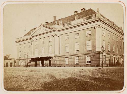 De oude houten Schouwburg op het Leidseplein vóór de uitbreiding van 1872-1874. Collectie Stadsarchief Amsterdam