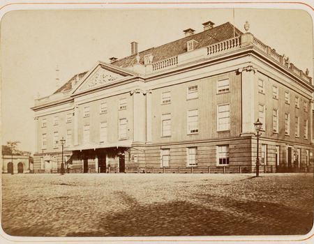 De oude houten Schouwburg op het Leidseplein vóór de uitbreiding van 1872-1874. Collectie Stadsarchief Amsterdam