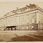 De oude houten Schouwburg op het Leidseplein vóór de uitbreiding van 1872-1874. Collectie Stadsarchief Amsterdam