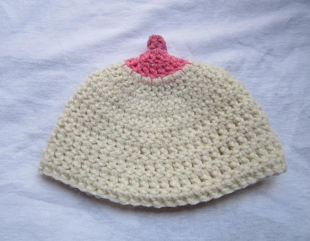 Gehaakte 'boobie beanie' babymutsje, 2012. Bron: Happy Hook Crochet blog.