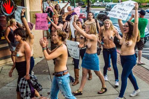 'Free the nipple' protest Northern Arizona University, 2 september 2016. Foto: Erin Twarogal